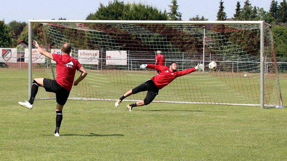 Torschusstraining am Samstagvormittag: Patrick Frey zieht ab, Neuzugang Joachim Fritsch streckt sich im Tor vergebens. Der Ball geht ins Netz.