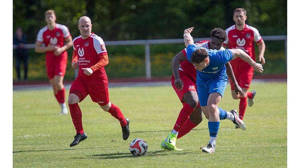 Der SC  Olympia Lorsch (Cedric Samstag im Zweikampf mit Clement Glässer) hat es am Sonntag bei der Heimniederlage gegen die SG Unter-Abtsteinach versäumt, eine Vorentscheidung im Rennenum die Vizemeisterschaft herbeizuführen.	Foto: Thorsten Gutschalk
