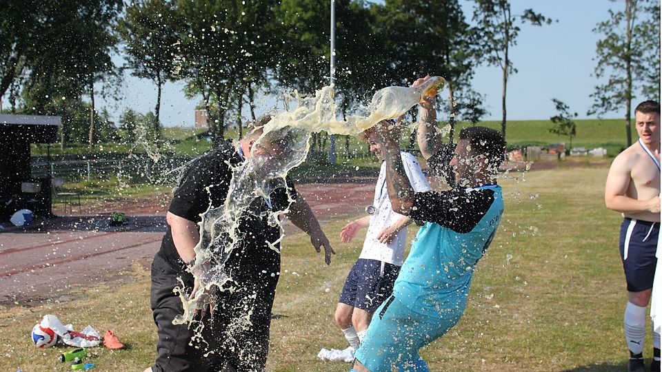 Sektdusche für Trainer Christian Suhr. Der ASC ist Meister der 4. Kreisklasse.