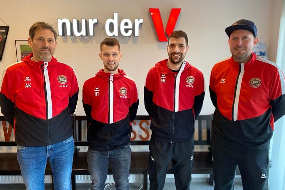 Die sportliche Leitung des SSV Eggenfelden mit Spielertrainer Tobias Huber (zweiter von links) und Manuel Schmidhuber (zweiter von re.) 