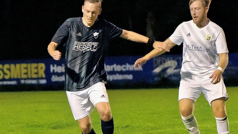 Der TSV Jesenwang (schwarze Trikots) im Spiel gegen den SC Schöngeising II.