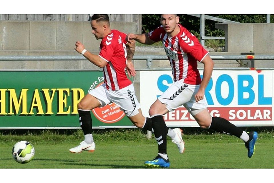 Buchbach um Patrick Drofa (re.) und Stefan Denk setzte sich trotz hoher Trainingsbelastung und daraus resultierenden schweren Beinen mit 1:0 gegen Töging durch. F: Buchholz