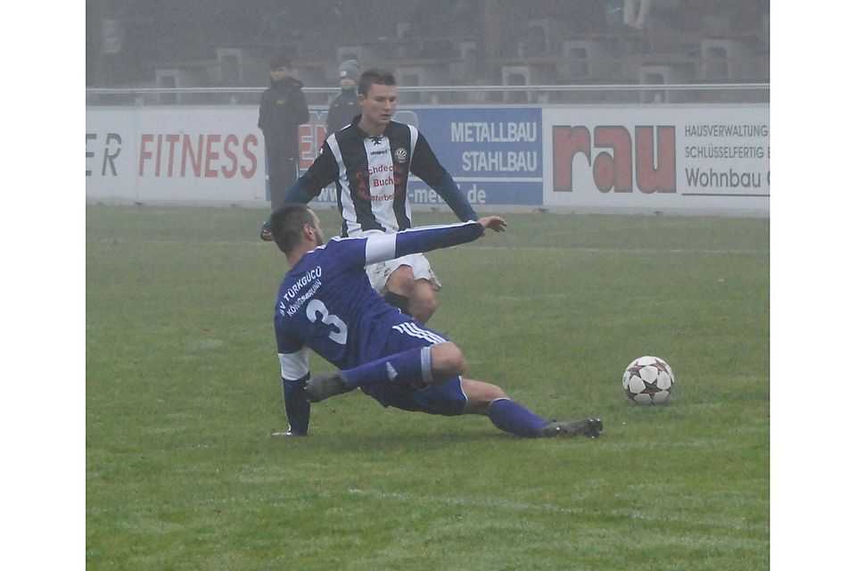 Raphael Mader (rechts) setzte sich mit dem TSV Schwabmünchen II in einem dramatischen Spiel mit 2:1 gegen den Aufsteiger SV Türkgücü Königsbrunn (links Ali Yilmaz) durch. Foto: Reinhold Radloff