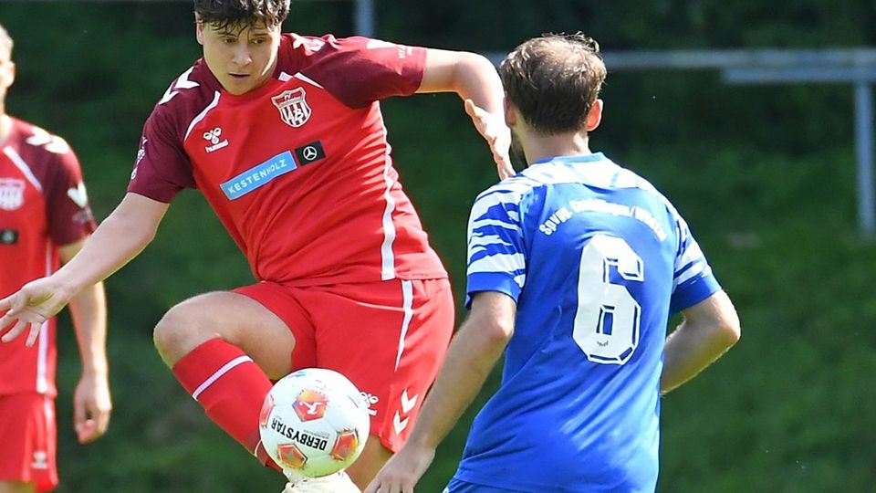 Erst ein Sieg: Landesligist FV Lörrach-Brombach (hier mit Phil Schmiederer, links) könnte in die Abstiegszone rutschen.