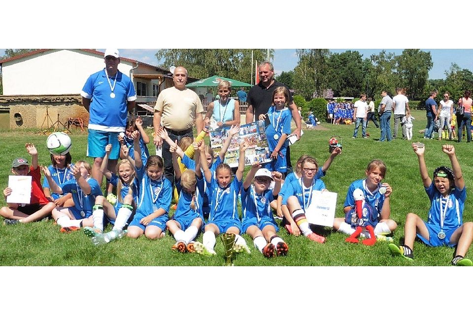 Freude nach den Turnieren: die jungen Fußballerinnen des Storkower SC  ©Storkower SC