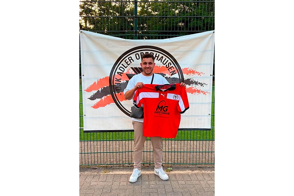 Arian Greku mit dem „Adler-Trikot“ in der Hand , bei seiner „Vorstellung“ im neuen Club. Arian Greku mit dem „Adler-Trikot“ in der Hand , bei seiner „Vorstellung“ im neuen Club.