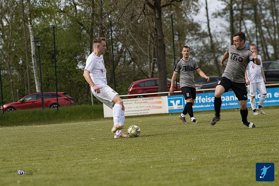 Durch das 1:2 beim FC Luhe-Markt (in Grau-Schwarz) ist der Rückstand der SpVgg Pirk (in Weiß) auf die ganz vorderen Plätze nun auf fünf bzw. sechs Punkte angewachsen.