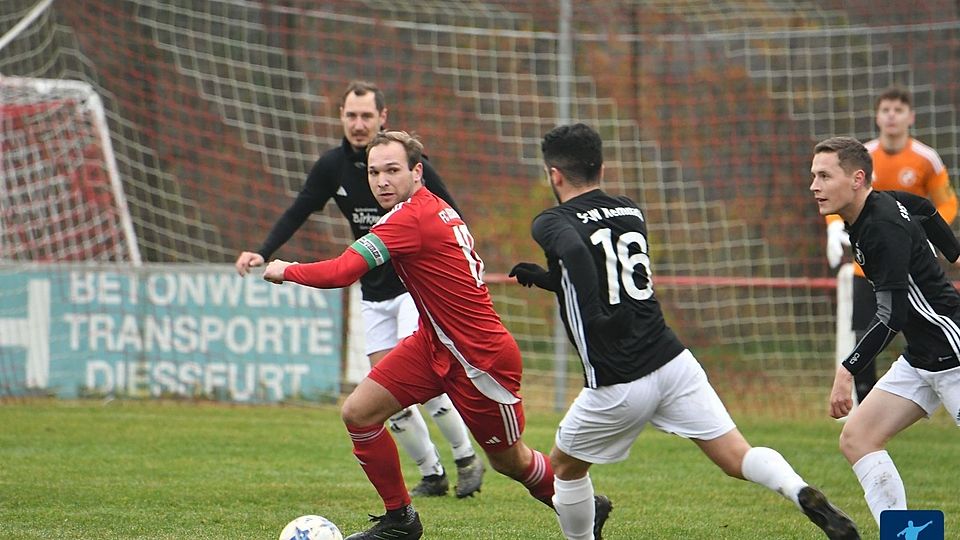 Ungeschlagen beendeten Ligatorjäger und Kapitän Simon Schmid (in Rot) und sein FC Dießfurt eine herausragende Saison und kehren damit nach zwei Jahren in die Kreisliga zurück.