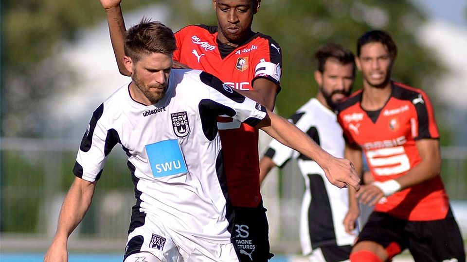 Ulms Bastian Heidecker (mit Ball) kann sich in dieser Szene gegen den schweizer Nationalspieler Gelson Fernandes durchsetzen. Am Ende gelang den Spatzen gegen den Erstligisten aus Frankreich mit dem 3:3 ein Achtungserfolg.	F.: Horst Hörger