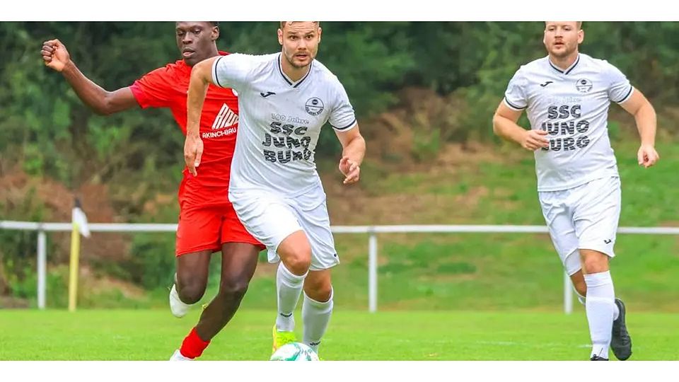 Kann mit seinem Treffer die Niederlage seines SSC Burg in der Fußball-Verbandsliga Mitte nicht verhindern: Niels Jung (l.). (Archivfoto) © Lars Hinter