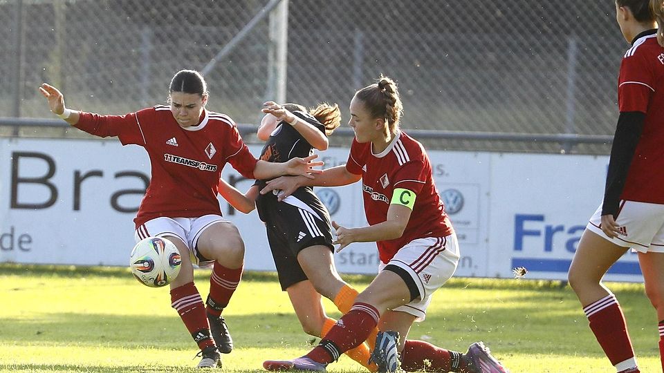 Heißer Zweikampf: Hier nehmen die beiden Unterbruckerinnen Stefanie Pallauf (l.) und Antonia Schmid (r.) eine Moosburgerin in die Mangel. Am Ende jubelte aber der FCM.