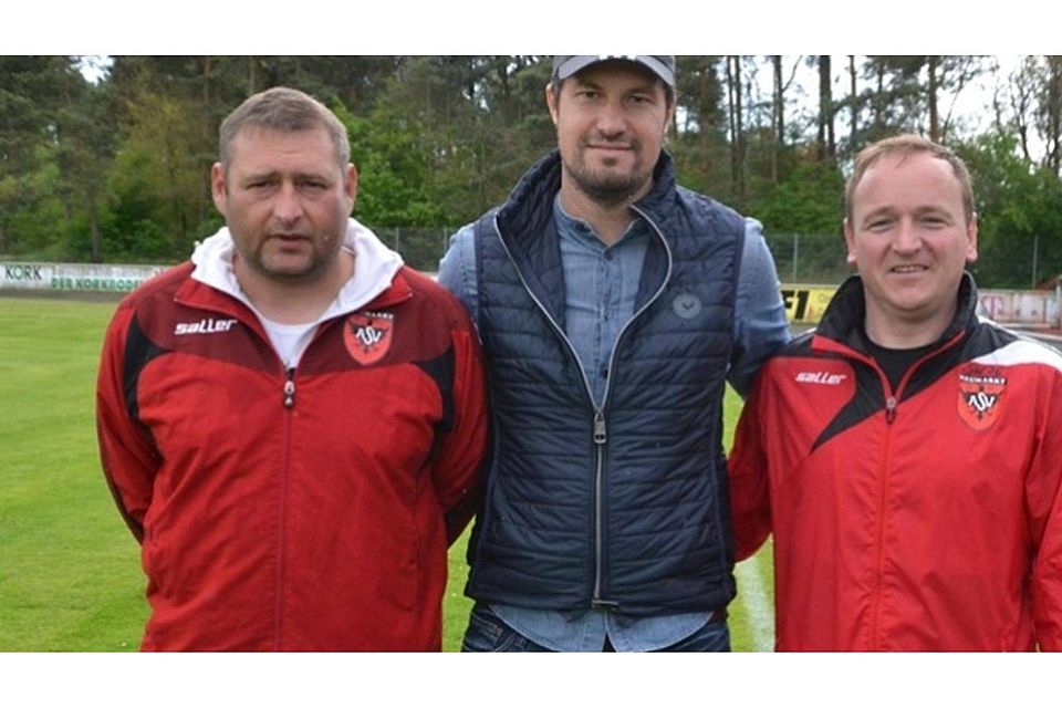 Erfolgreiches Trio: Cheftrainer Dominik Haußner (M.), Torwarttrainer Dieter Fink (l.) und Co-Trainer Stefan Weber werden auch kommende Spielzeit das Bayernliga-Team des ASV Neumarkt trainieren.