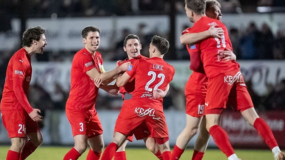 Konnten am Freitagabend jubeln: Die Spieler des SV Erlbach.