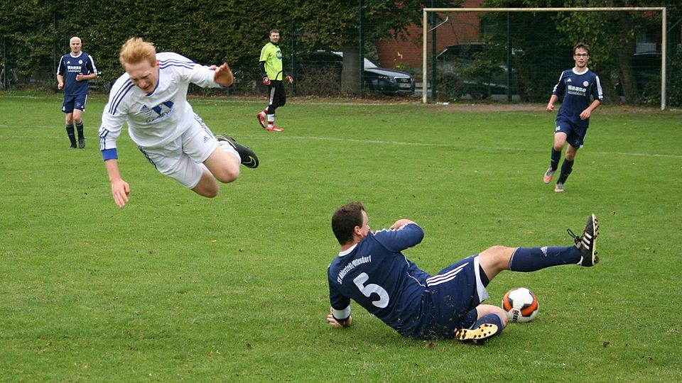 Herrlicher Zweikampf zwischen Rene Hochdahl (im Flug) und Ahlerstedts Dirk Lawrenz.