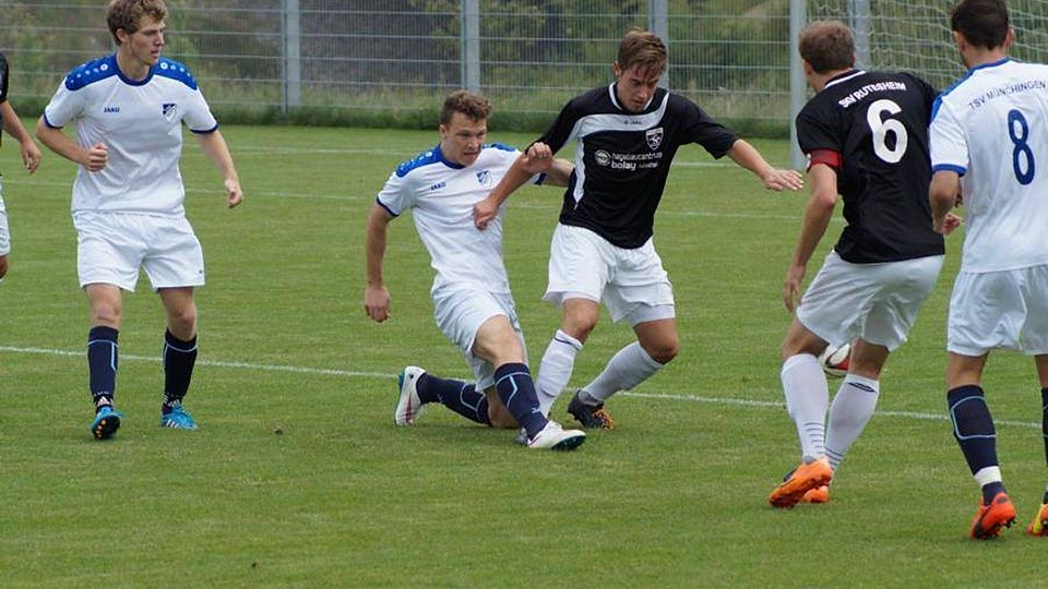 Dennis Schwenker (Mitte): im ersten Einsatz nach seinem Auslandsaufenthalt gleich ein Tor. Foto: Scholz