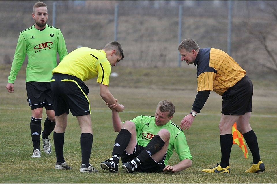Nicht mehr nur Linienrichter und Schiri, sondern gleich zwei Referees: Im Fußballkreis Prignitz-Ruppin wird das Tandem-Schiri-Modell erprobt.Foto: MOZ-Archiv