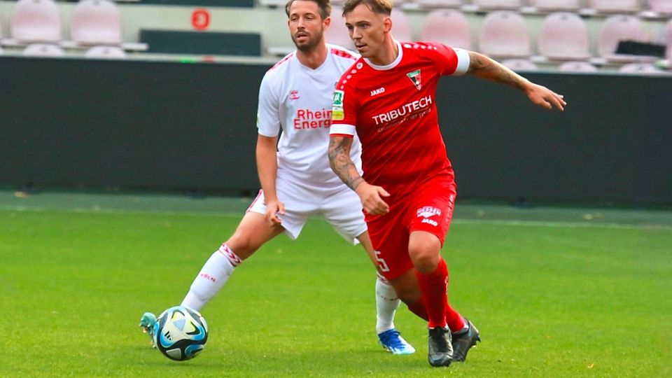 Maurice Pluntke (am Ball) im Duell mit Mark Uth vom 1.FC Köln.