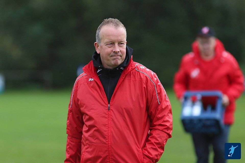 Zufrieden mit dem Sieg: Wesuwes Trainer Bernd Poker Zufrieden mit dem Sieg: Wesuwes Trainer Bernd Poker