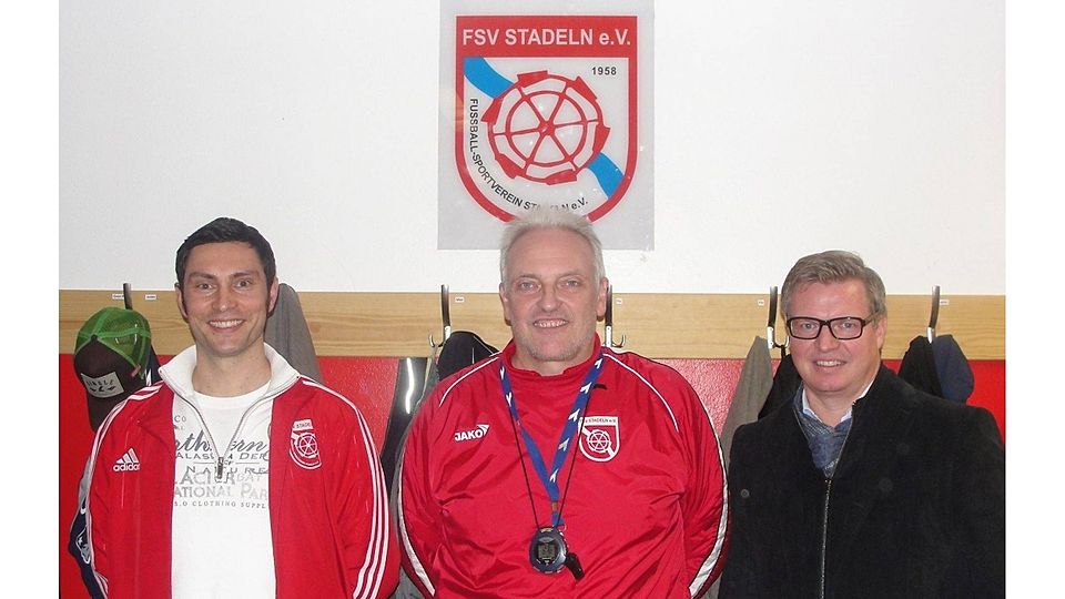 "Back to the roots": Thomas Reiser (Mitte, mit Vorstand-Fußball Armin Azadan und 1.Vorstand Hermann Lang) ist zurück beim FSV Stadeln. F: FSV Stadeln