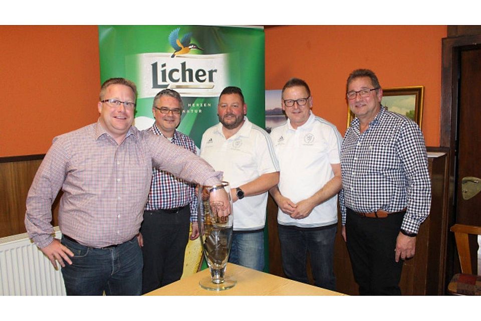 Die Brauerei-Gebietsleiter Daniel Jung (links) und Bruno Hüttel (rechts) unterstützen die Funktionäre Ralf Viktora, Jörg Hinterseher und Andreas Scheffler (Mitte, von links) bei der Auslosung des neuen Büdinger Fußball-Kreispokalwettbewerbs. 	 Foto: fs