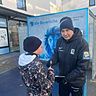 Der Fußballtrainer von 1860 München gibt ein Autogramm