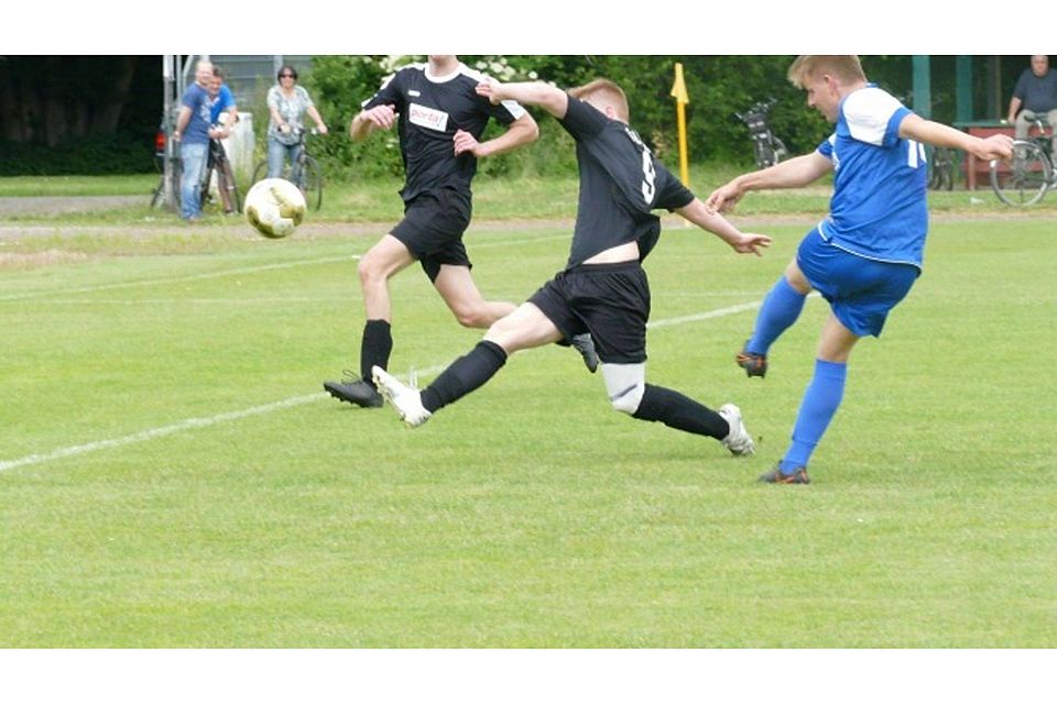 Warburgs Tobias Nietz Schuss wird abgeblockt. Foto: Bendfeld