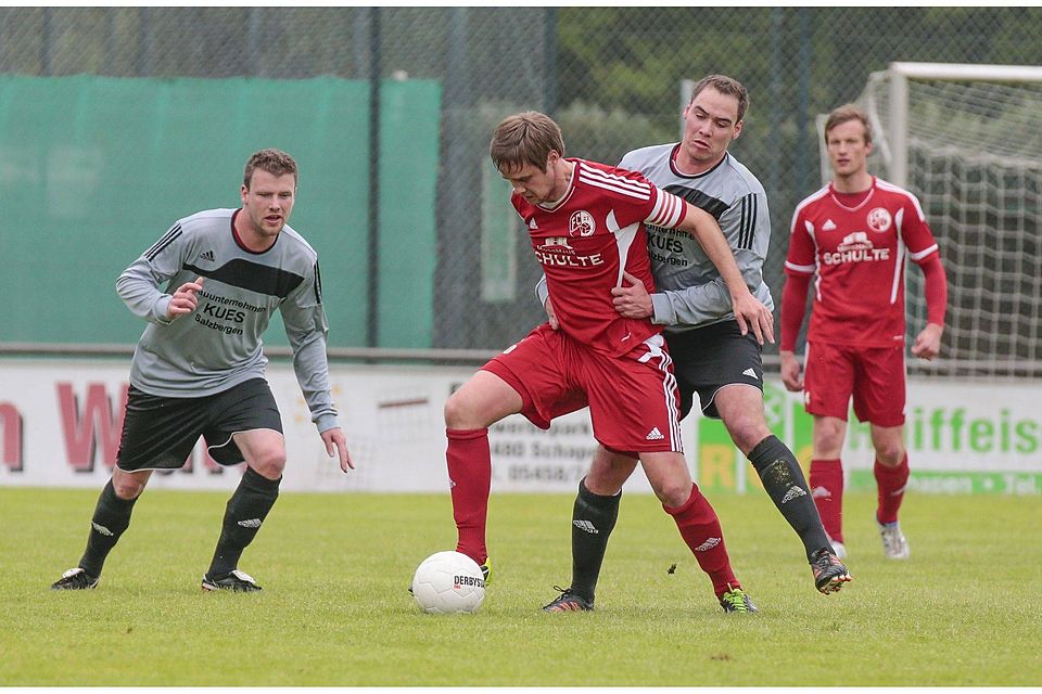 Nicht aufzuhalten war der FC Schapen (in Rot, hier im Spiel gegen Alemannia Salzbergen) auf dem Weg zur Meisterschaft.  Foto: Werner Scholz