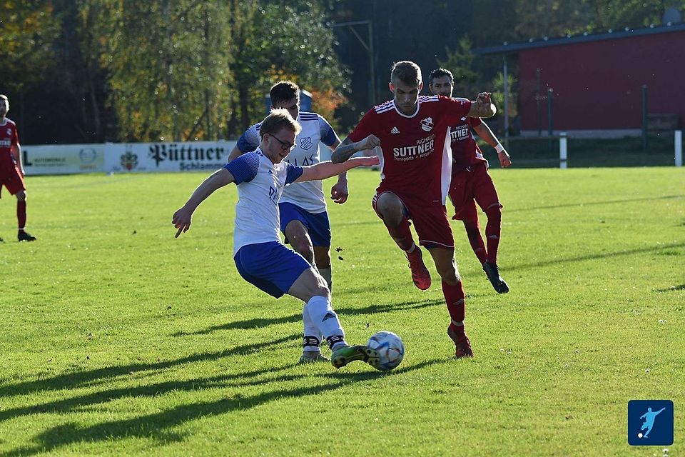 Eine Woche nach dem Erringen der Herbstmeisterschaft verlor die SpVgg Schirmitz (in Weiss-Blau) ihr Auswärtsspiel in Dießfurt (in Rot) nach langer Erfolgsserie mit 1:3.