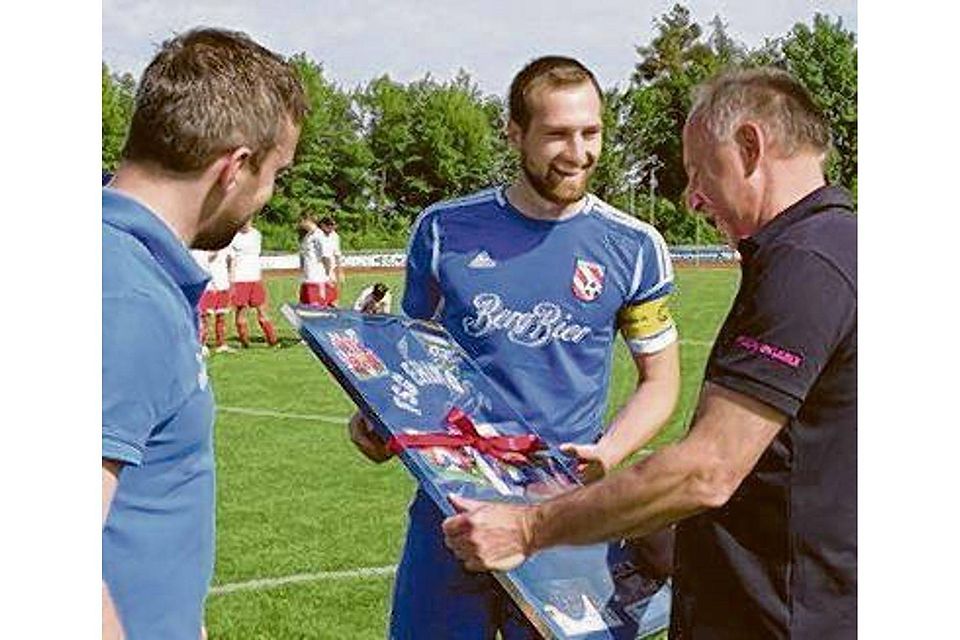 Kapitän Jonas Brotbeck überreicht dem scheidenden Fußballchef Karlheinz Hofmann (r.) ein Mannschaftstrikot. Fotos: rf