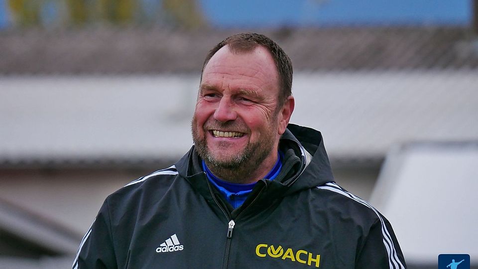Markus Bilharz, der Trainer des SV Blau-Weiß Waltershofen, hat nach dem fünften Saisonheimsieg gut lachen. 