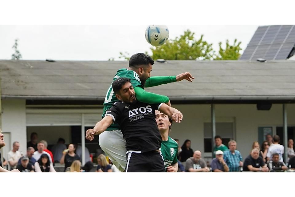 Im Fußball-Kreisoberliga-Duell zwischen Deniz Günes (h.) von der SG Oberbiel und Ismail Besun vom FSV Braunfels geht es um jeden Zentimeter. © Isabel Althof
