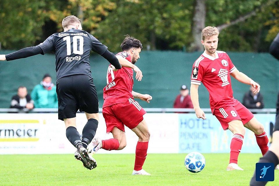 Kurz vor dem 1:0: Cihangir Özlokman (Mitte) entwischt seinem Gegenspieler. Am Ende ließ der SV Donaustauf zwei Punkte liegen.
