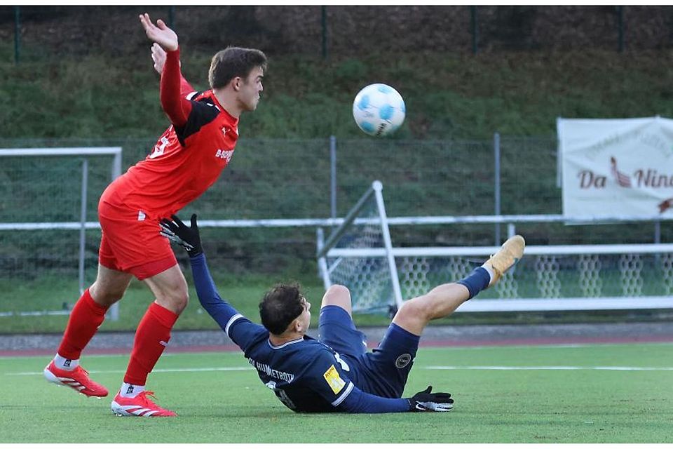 Erfolgreicher Jahresabschluss: RW Walldorf (links Marvin Redl) kam in der Fußball-Hessenliga zu einem 3:1-Erfolg beim SV Hummetroth. Foto: Herbert Krämer Erfolgreicher Jahresabschluss: RW Walldorf (links Marvin Redl) kam in der Fußball-Hessenliga zu einem 3:1-Erfolg beim SV Hummetroth. Foto: Herbert Krämer