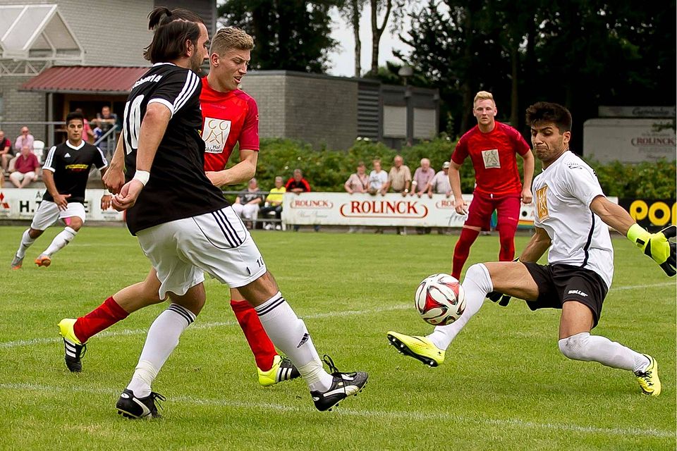 Hoffen auch morgen gegeneinander spielen zu können. Der SVE TV Nordhorn (in rot) und der FC Schüttorf 09. Im Hinspiel behielt der FC mit 1:0 die Oberhand. F: Guido Brennecke