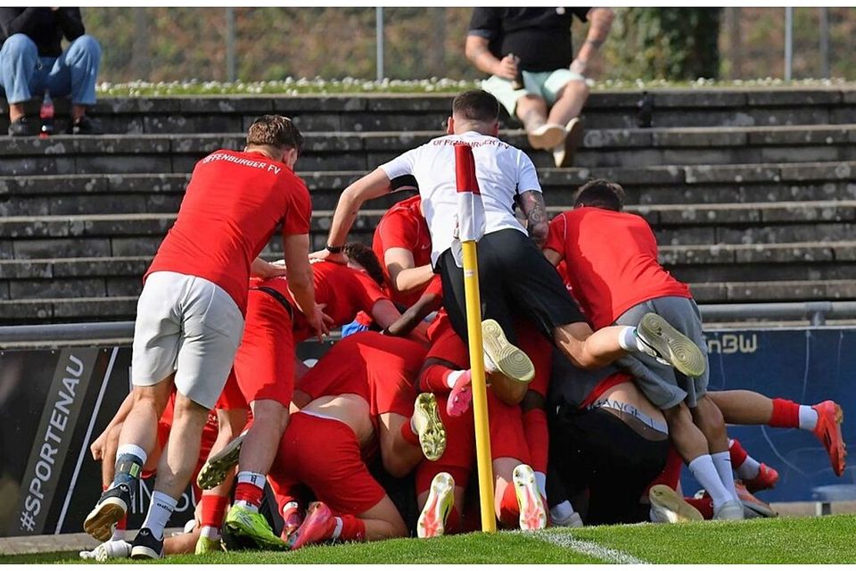 Jubel beim Offenburger FV nach dem späten Siegtor gegen den Freiburger FC.