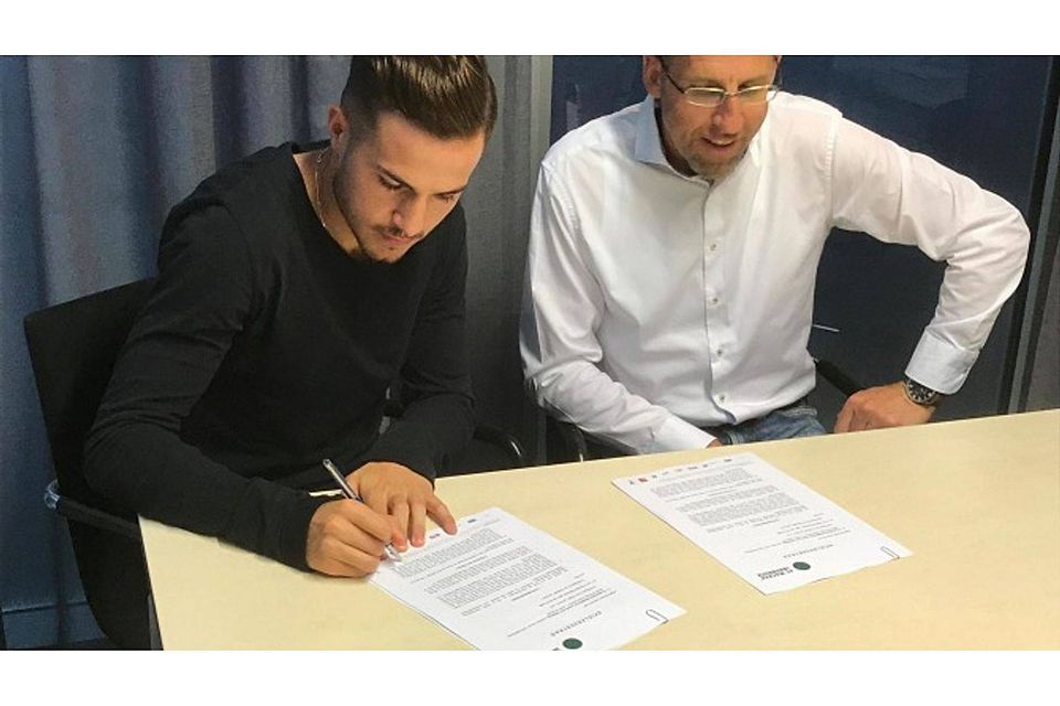 Daniele Gabriele unterzeichnet seinen Vertrag beim FC Wacker; rechts Sportdirektor Alfred Hörtnagl. Foto: Wacker Innsbruck