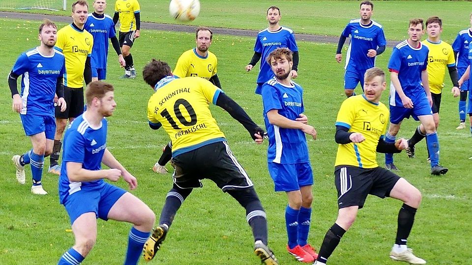 Schlusslicht Rötz (in blau, hier gegen Schönthal) hatte zu Gast beim Tabellenführer wenig zu melden.