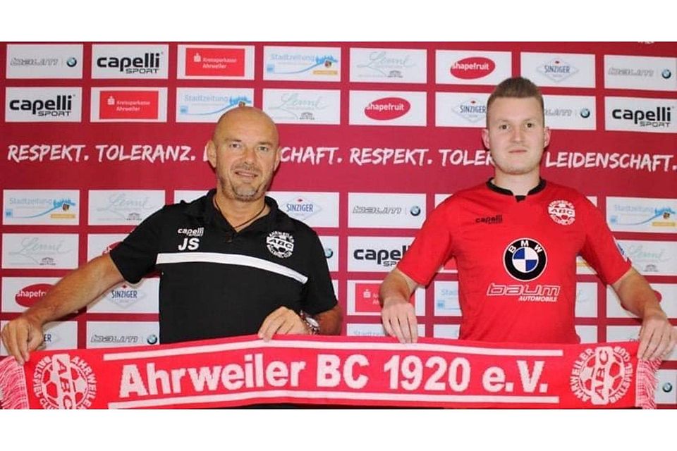 Ahrweilers Trainer Jonny Susa (links) freut sich über Neuzugang Marco Michels.