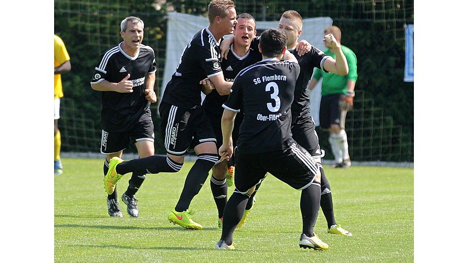 Der erste Streich: Flomborns 1:0-Torschütze Andreas Eckel (rechts) wird von seinen Mitspielern bejubelt.	Foto: pa/Axel Schmitz