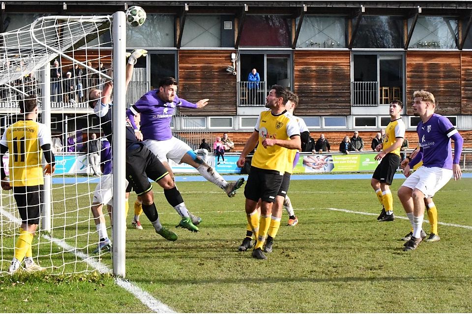Florian Leininger war ein sicherer Rückhalt für sein Team und in dieser Szene kann er sich trotz eines unfairen Einsatzes von Mario Dipalo im Luftkampf behaupten.