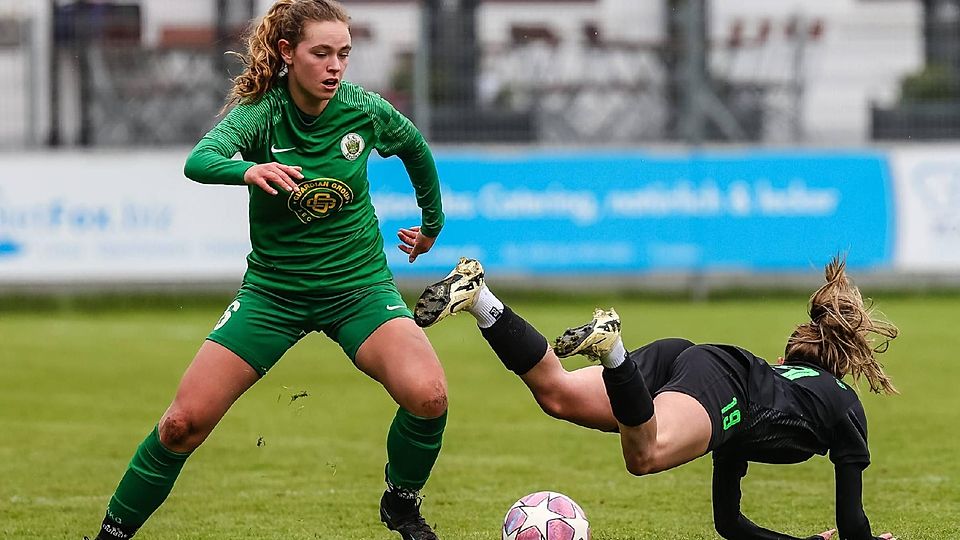 Bauchlandung: Forsterns Emily Kirsch (l.) und ihre Teamkolleginnen setzten sich nach 0:1-Rückstand noch mit 2:1 Toren gegen die Bad Aiblingerinnen um Emilia Zanetti (r.) durch.