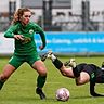 Bauchlandung: Forsterns Emily Kirsch (l.) und ihre Teamkolleginnen setzten sich nach 0:1-Rückstand noch mit 2:1 Toren gegen die Bad Aiblingerinnen um Emilia Zanetti (r.) durch.