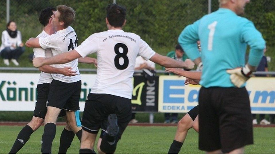 Kilian Eberhardt trifft für die Fußballer des RSV in der 91. Minute zum 1:0-Sieg gegen den FC Härtsfeld und beschert seinem Team damit die Rückkehr in die Kreisliga A. Foto: HZ