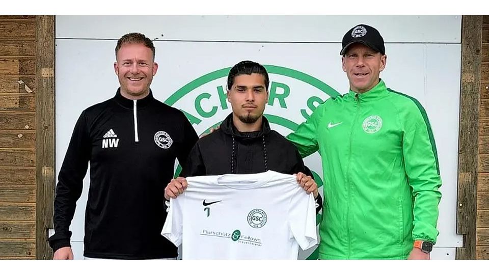 Trainer Nils Waldschmidt (link) und der Sportliche Leiter Frank Hartmann (rechts) begrüßen Kaan Özdemir beim Gladenbacher SC. Trainer Nils Waldschmidt (link) und der Sportliche Leiter Frank Hartmann (rechts) begrüßen Kaan Özdemir beim Gladenbacher SC. © Gladenbacher SC/Instagram