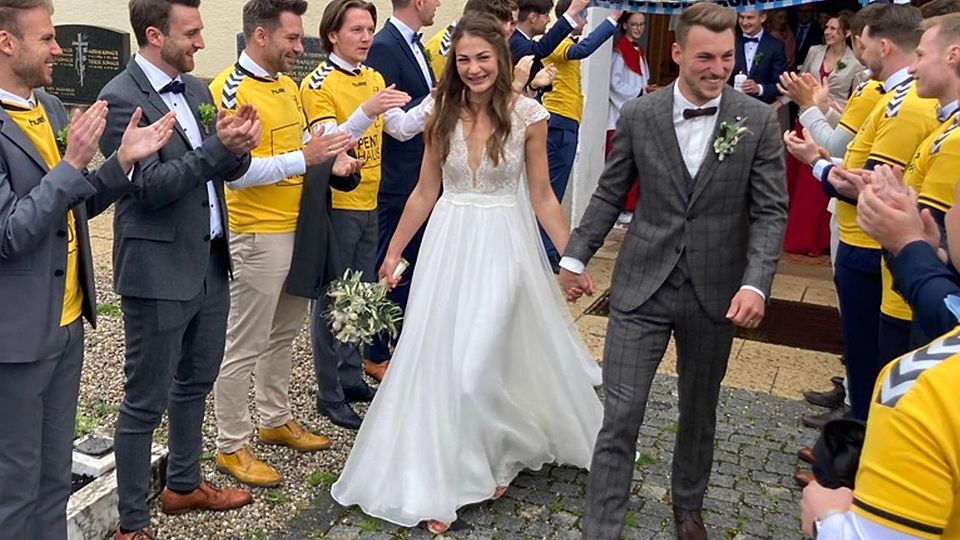 Über das Spalier der Fußballer freute sich das Brautpaar Franziska und Johannes Westermaier.