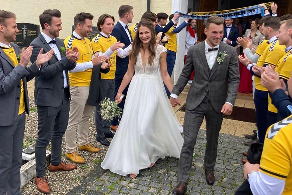 Über das Spalier der Fußballer freute sich das Brautpaar Franziska und Johannes Westermaier.