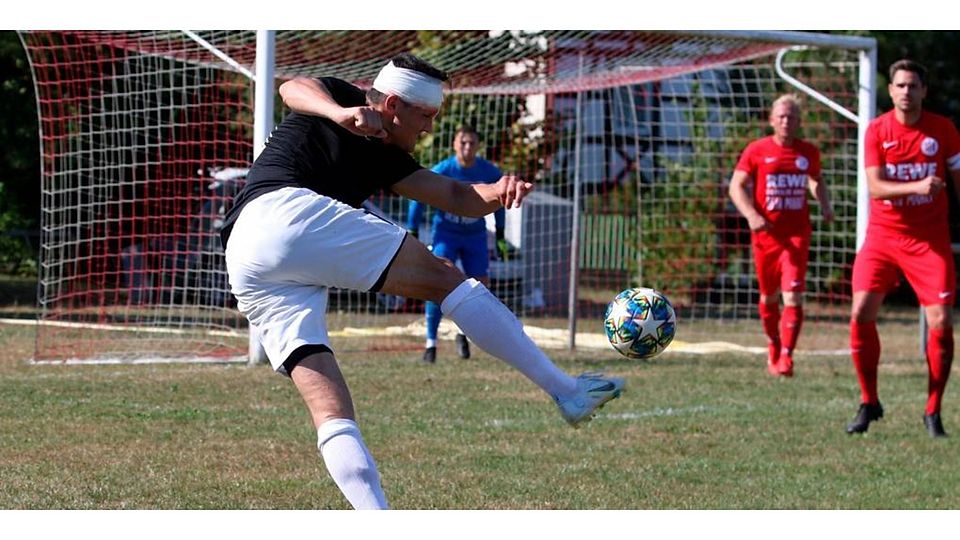 Der Einsatz stimmt, das Ergebnis kann man so mitnehmen: 1:1 trennen sich zum Kreisoberliga-Auftakt Hattendorf und Burkhardsfelden. Hier Hattendorfs Christian Andreev in Aktion. Foto: Luca Raab 