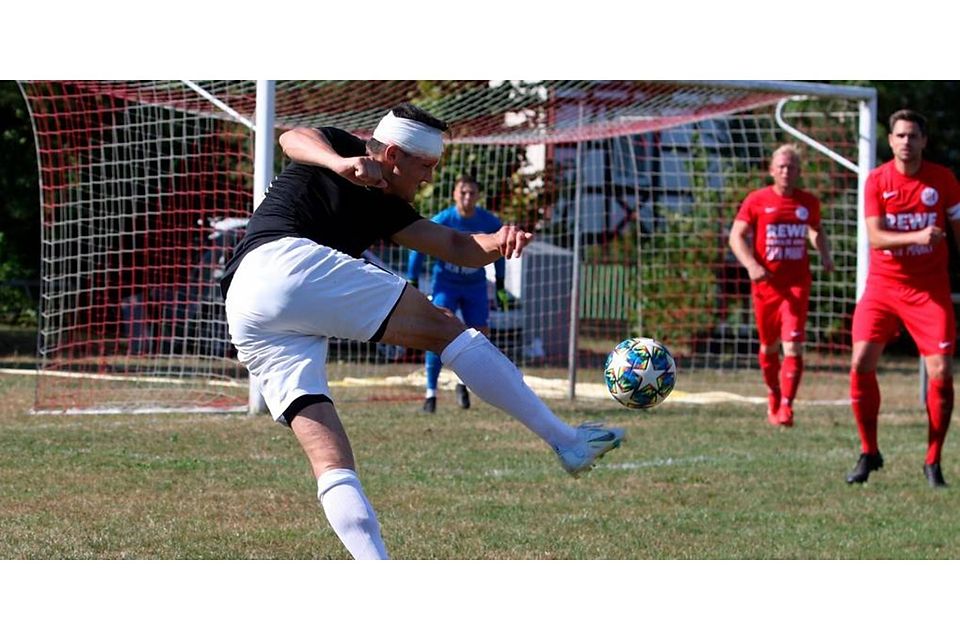 Der Einsatz stimmt, das Ergebnis kann man so mitnehmen: 1:1 trennen sich zum Kreisoberliga-Auftakt Hattendorf und Burkhardsfelden. Hier Hattendorfs Christian Andreev in Aktion. Foto: Luca Raab 