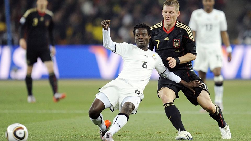 Anthony Annan (li) und Bastian Schweinsteiger fotografiert am 23.06.2010 in Johannesburg Fußball WM 2010 Deutschland-Ghana 1:0