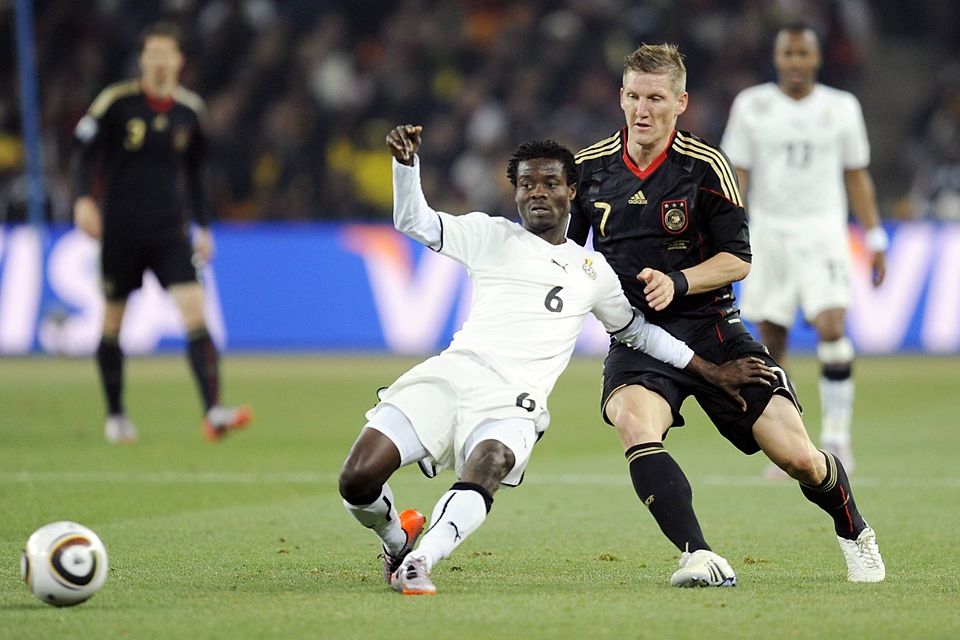 Anthony Annan (li) und Bastian Schweinsteiger fotografiert am 23.06.2010 in Johannesburg Fußball WM 2010 Deutschland-Ghana 1:0